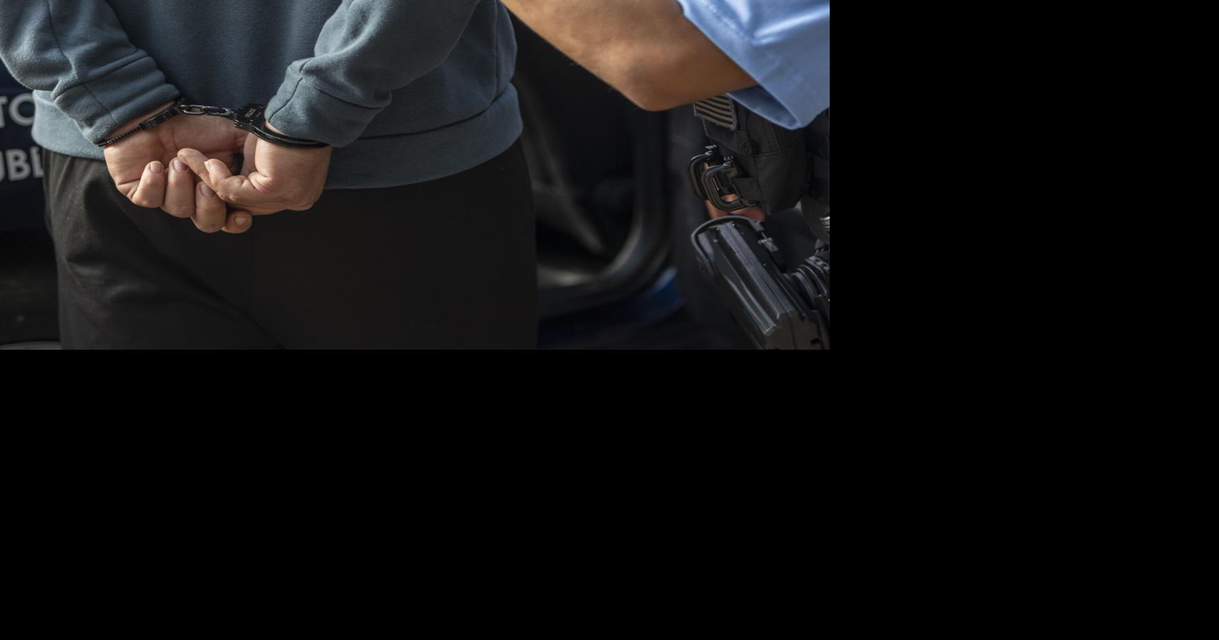Arrestan a dos hombres: ocupan drogas, armas y municiones en residencial de San Juan
