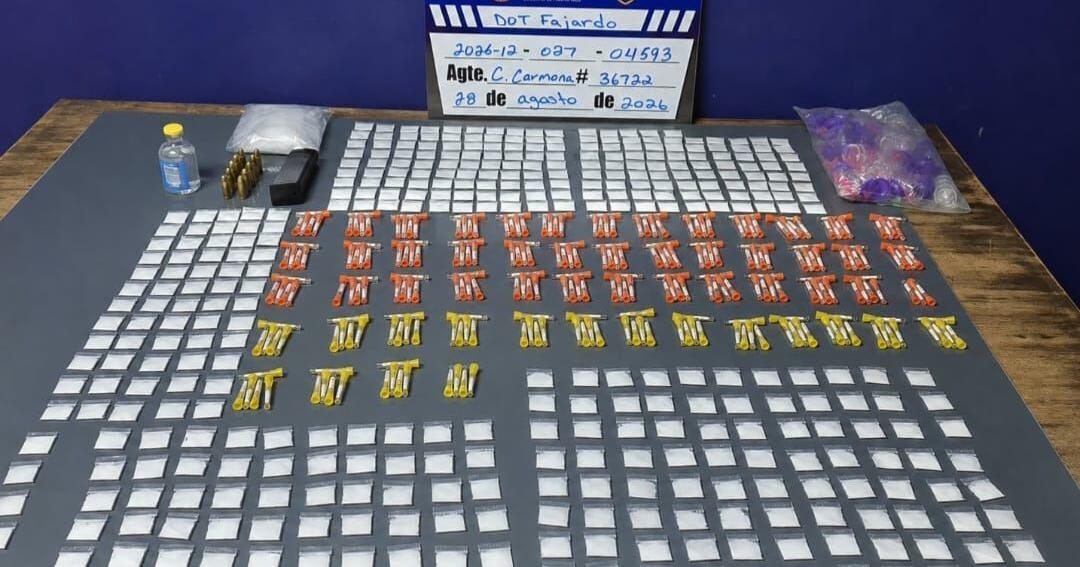 Ocupan más de 1,300 dosis de drogas y municiones en residencial de Fajardo