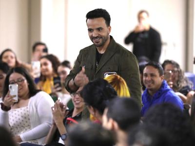 Luis Fonsi comparte con estudiantes del sur