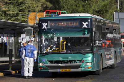 Un muerto y 18 heridos por dos explosiones en paradas de autobús de Jerusalén