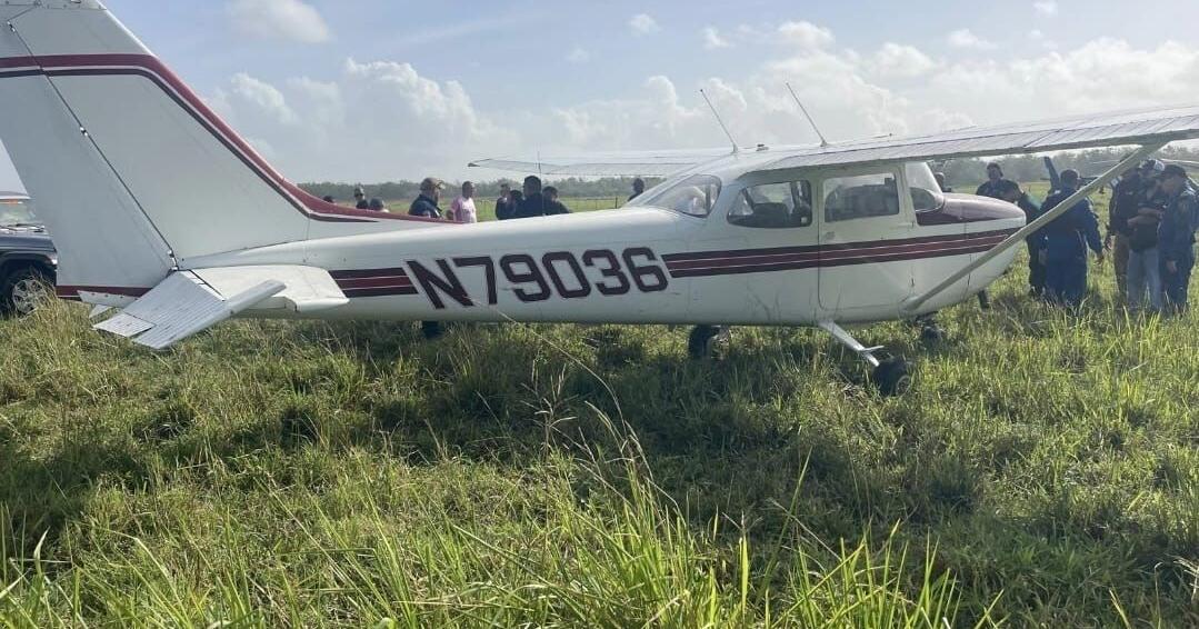 Avioneta Cessna realiza aterrizaje de emergencia en finca de Vega Baja; piloto ileso
