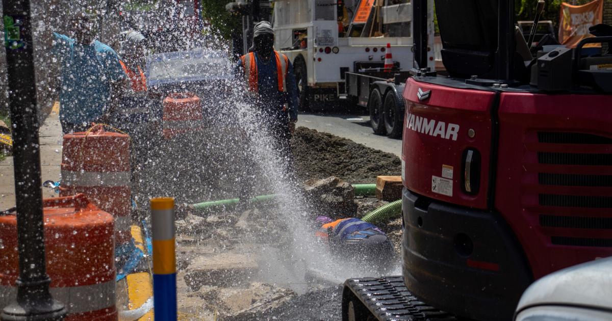 Tubería rota en Santurce causa inundaciones y cierre de calle cerca de LUMA