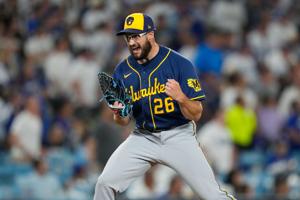 Imagen del artículo de El Vocero: El bullpen de los Cerveceros hace creer al equipo que pueden ganar su primera Serie Mundial