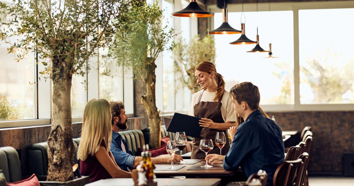 Puertorriqueños reducen visitas a restaurantes por presión económica, revela estudio