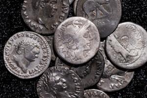 Imagen del artículo de El Vocero: Arqueólogo encuentra 934 monedas romanas en Alemania