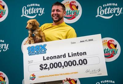 Un hombre gana $2 millones gracias a su perro salchicha