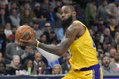 LeBron James logra un triple-doble en triunfo de los Lakers sobre los Grizzlies