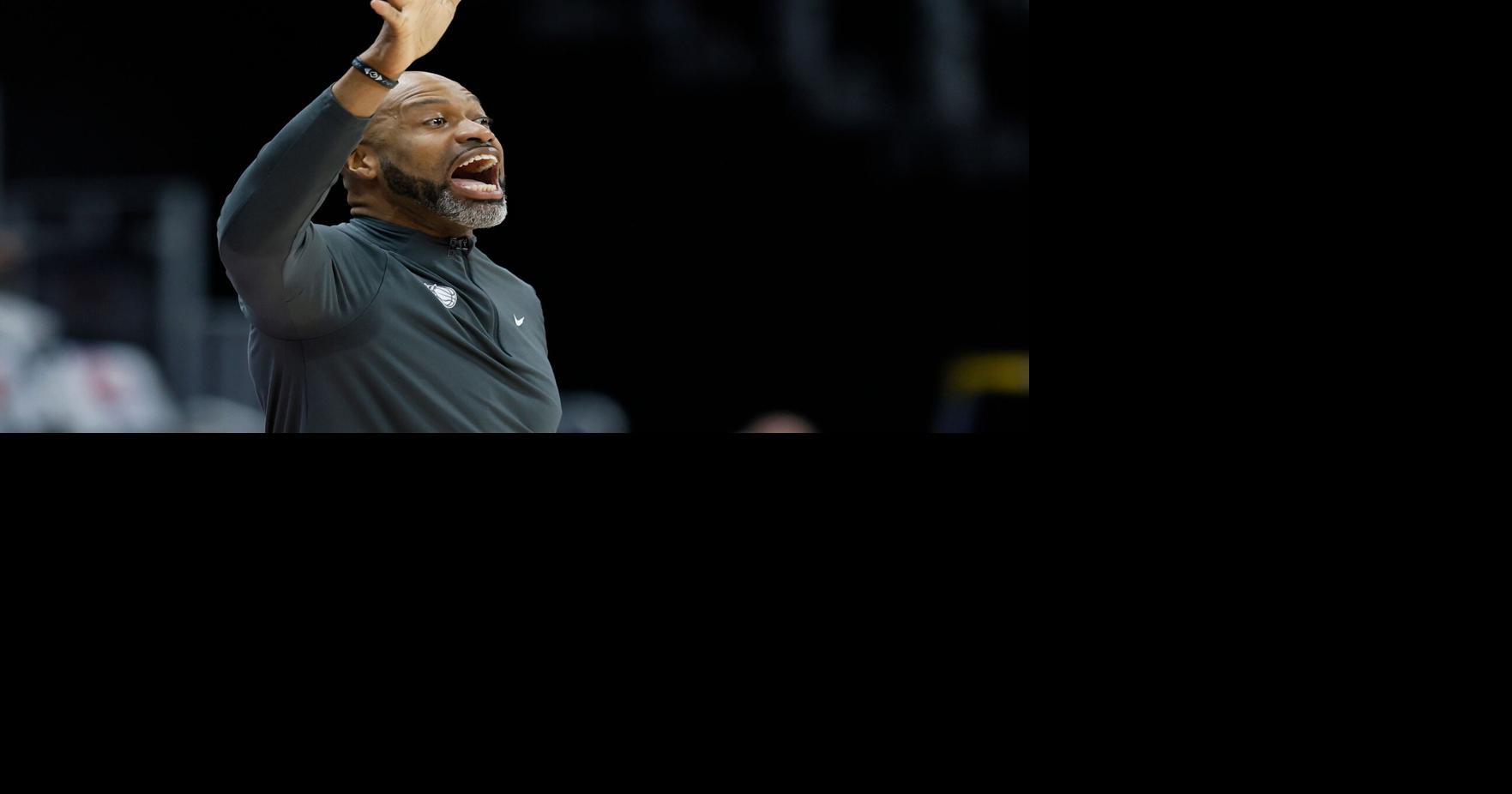 | Mosley es el tercer técnico con más victorias en la historia del Magic, con 189 triunfos