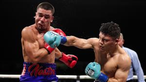 Imagen del artículo de El Vocero: Pitbull Cruz noquea al boricua Néstor Bravo y retiene el cinturón interino del CMB