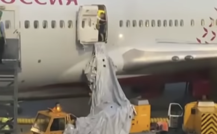 Cansado del calor, un pasajero abrió la salida de emergencia en un avión 60ee17a77896f.image