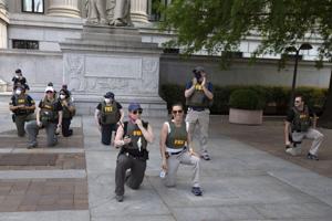 FBI despide a agentes que se arrodillaron durante protesta por justicia racial en 2020