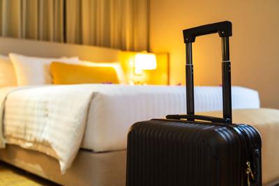 INSÓLITO: Huésped de hotel se despierta con gerente chupándole los pies