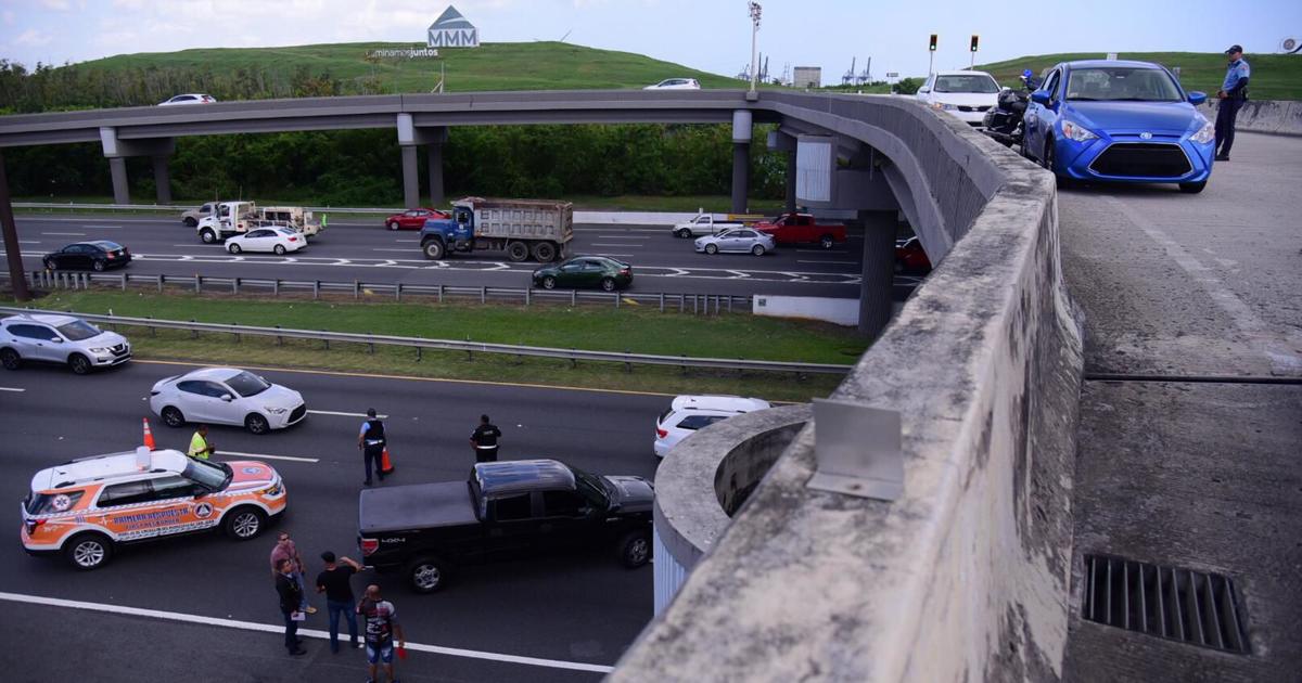 Hombre muere tras caer de un puente en el expreso PR-22; una conductora lo impactó