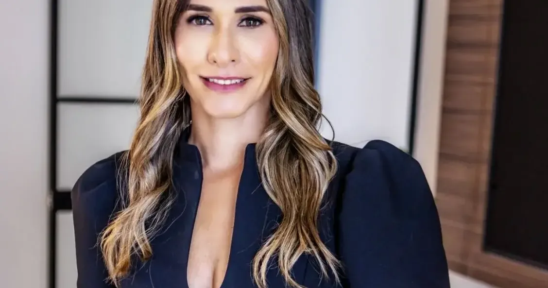 | Directora de Mercadeo en Axis Automotive Group.