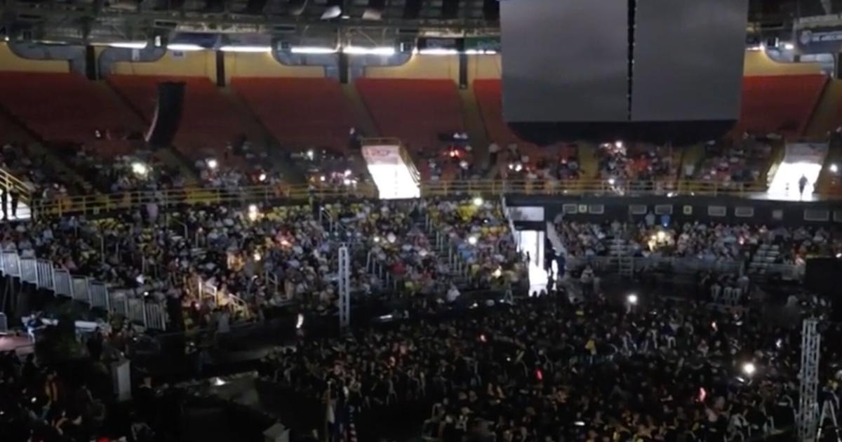 Dos apagones interrumpen por 30 minutos graduación de la UPR en Arecibo