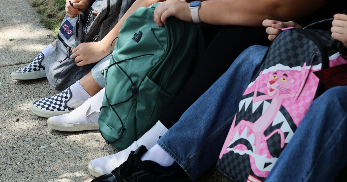 Especialistas advierten sobre el exceso de peso en mochilas escolares y sus riesgos