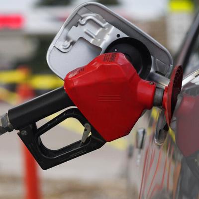 El precio promedio de la gasolina cae 45 centavos en Estados Unidos