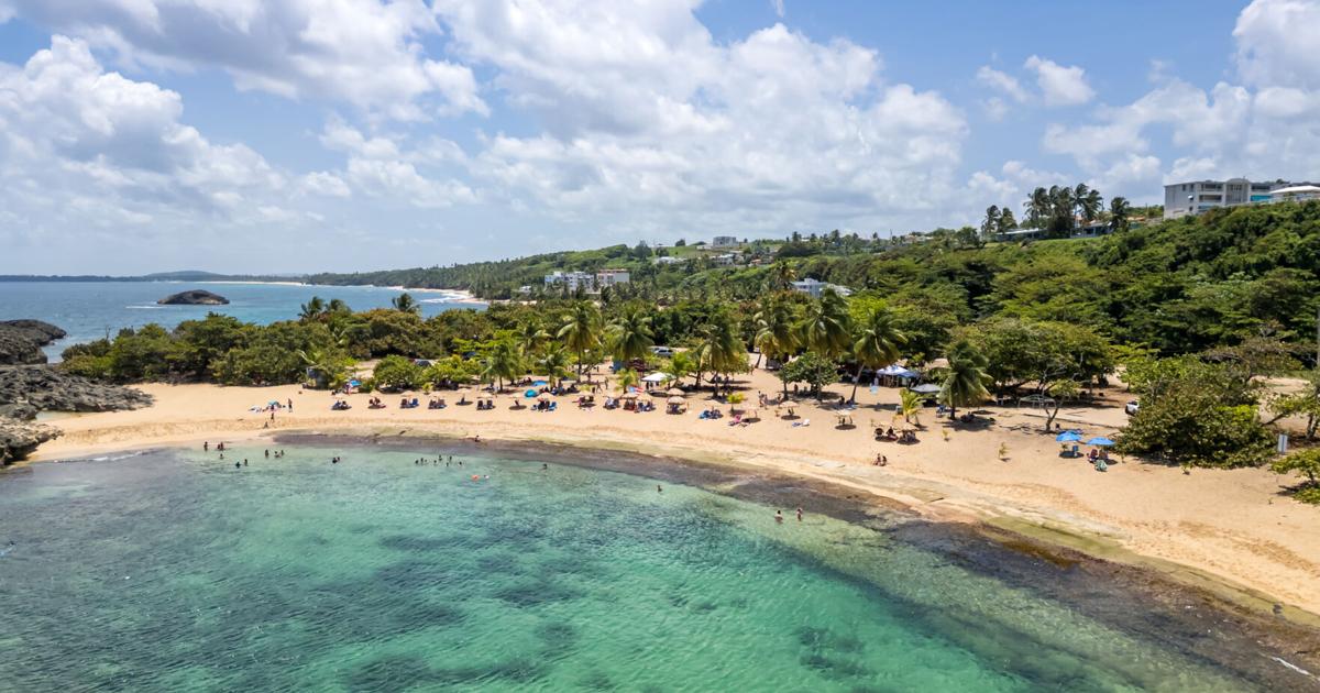 Mujer de 72 años muere ahogada tras ser arrastrada por oleaje en playa de Manatí