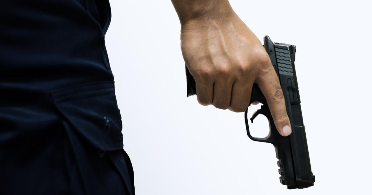 Hombre se hiere accidentalmente en la mano al dispararse un arma que limpiaba en Dorado