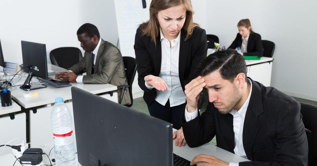 El empleado que teme equivocarse no crea, se protege y calla