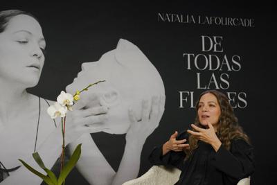 Natalia Lafourcade cruza desierto para “De todas las flores”