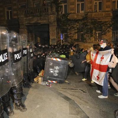Policía usa gas lacrimógeno  para dispersar protestas contra “ley rusa” en Georgia