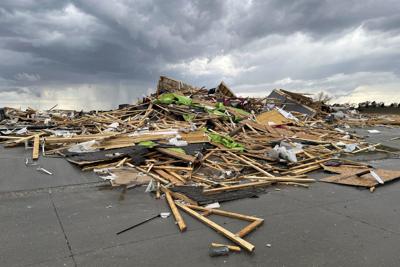 Los tornados del Medio Oeste causan graves daños en los suburbios de Omaha