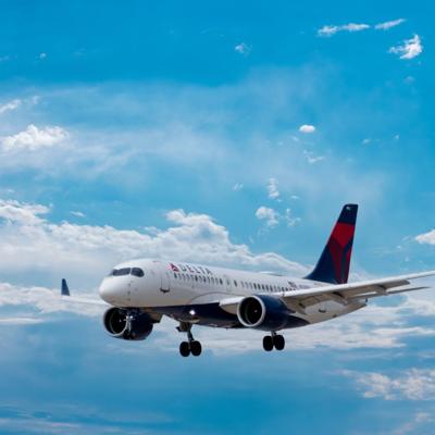 Delta Air Lines ofrece $10,000 a pasajeros para que se bajen de un vuelo sobrevendido