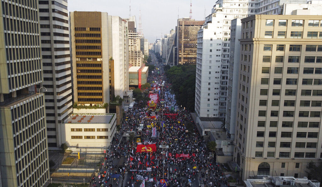 Miles marchan para exigir un juicio político contra Bolsonaro - Vimarsana News