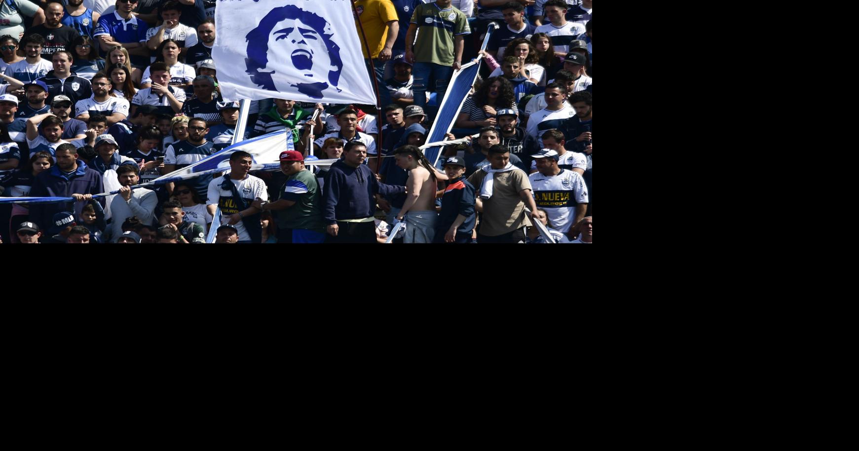 | Siete profesionales de la salud, acusados de negligencia por la muerte del ídolo futbolístico, regresan al banquillo.