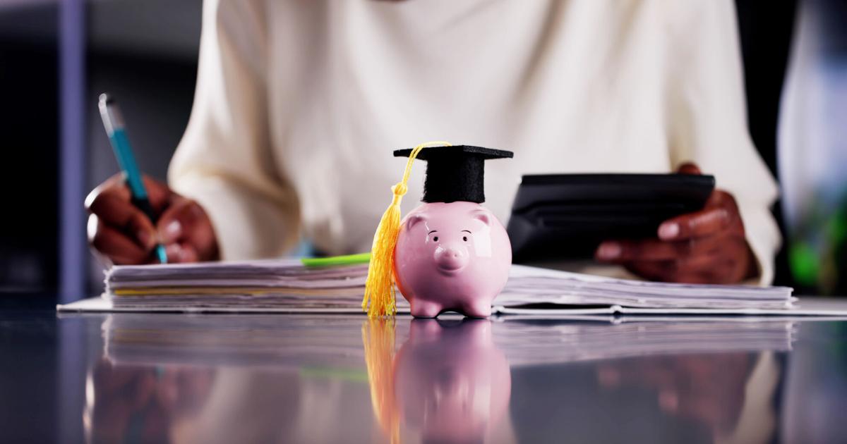 Préstamos estudiantiles limitan metas financieras de jóvenes profesionales