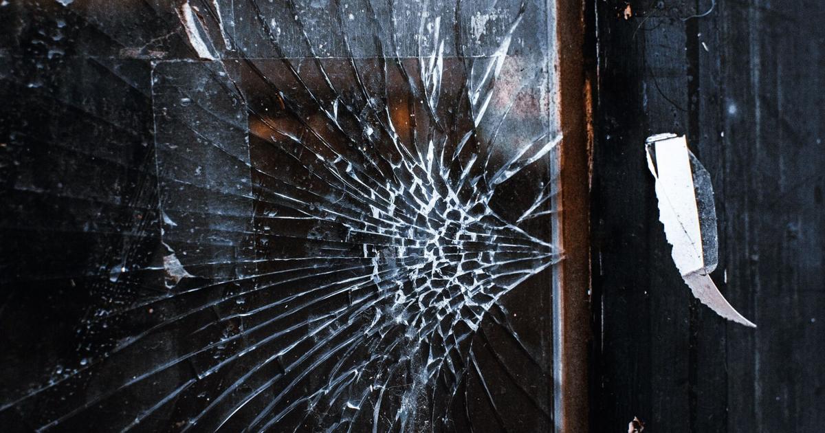 Rompen cristal de entrada de hotel en Condado; Policía revisa cámaras de seguridad