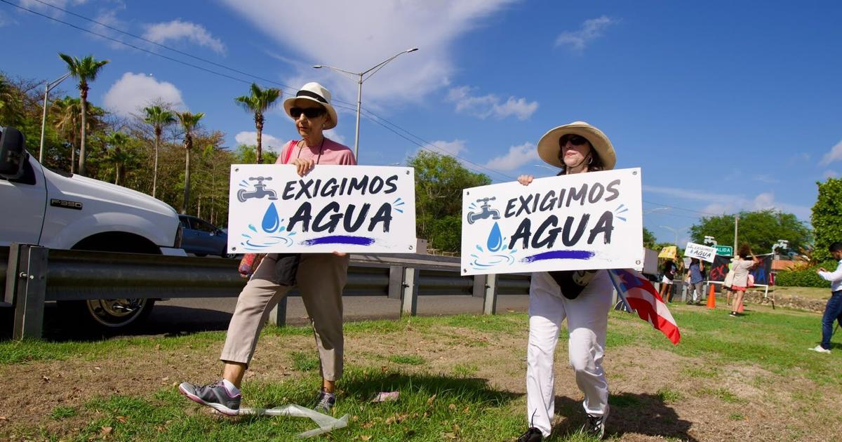 (FOTOS) "El agua es transparente y nos pertenece a todos": Comunidades reclaman acción de la AAA por crisis de agua