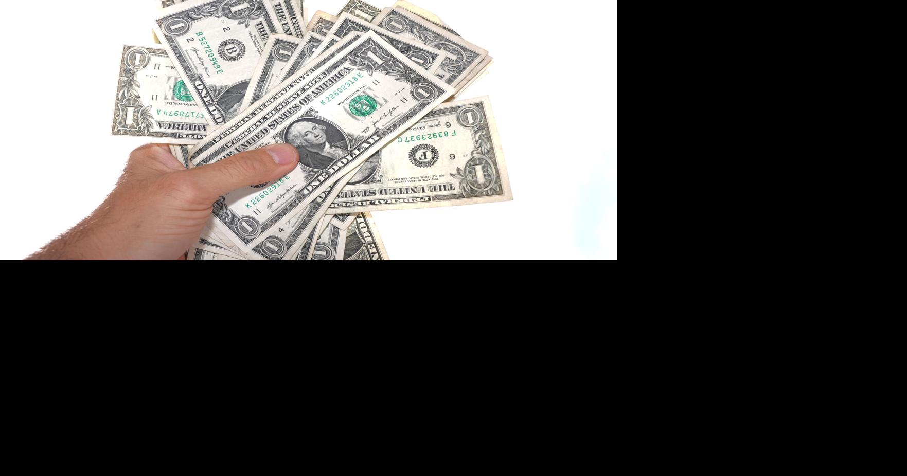 | Aunque puede beneficiar a grandes empresas, la caída del dólar suele traducirse en más presión sobre el bolsillo del consumidor.