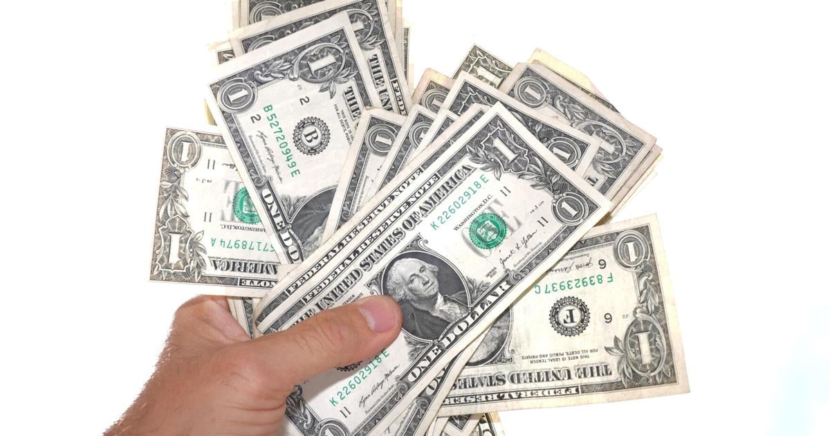 Este es el “impuesto oculto” de un dólar débil y cómo encarece la vida
