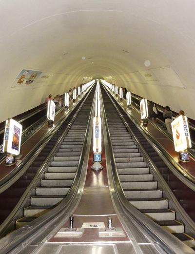 El metro de Kiev, de transporte lujoso y opulento a búnker contra los misiles que refugia a miles de personas 6219ad4f7175a.image