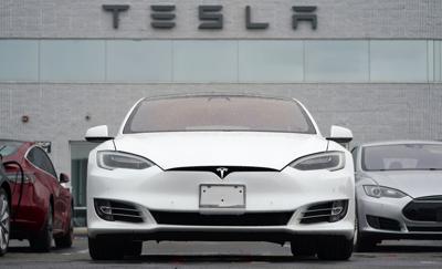 Cientos de dueños de autos Tesla se quejan de que frenan sin razón