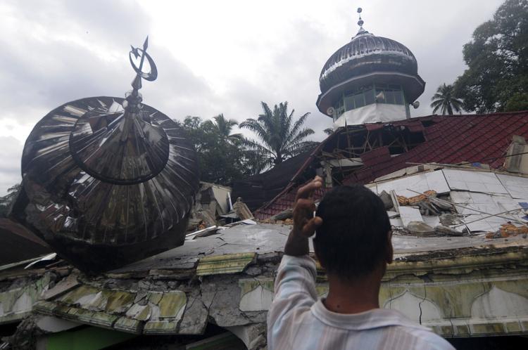 Reportan al menos 10 muertos tras sismo en Indonesia 621b6e07a782a.image