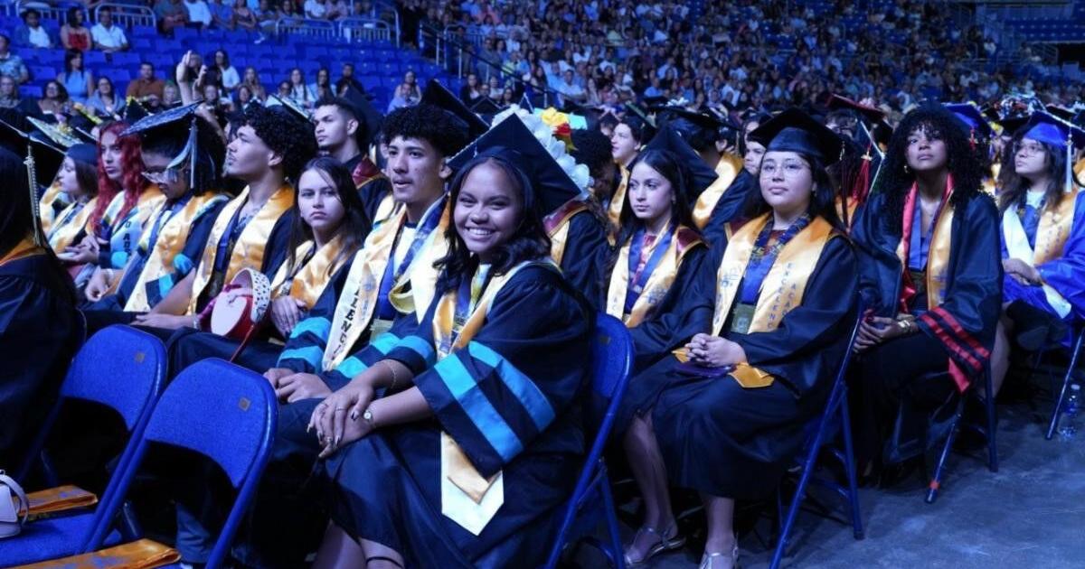 Más de 1,600 estudiantes de escuelas públicas se gradúan con promedio perfecto de 4.00