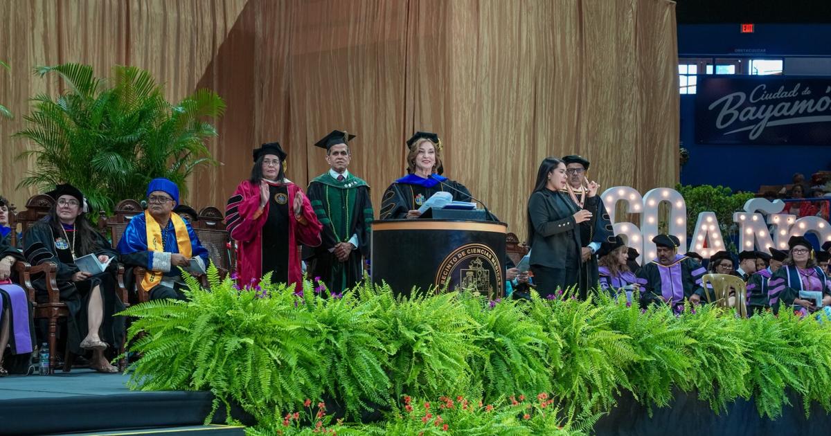 Coro de la UPR canta canción de Bad Bunny frente a presidenta Jordán Conde en graduación del RCM