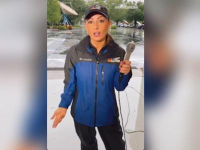 Una reportera de Florida coloca un condón en su micrófono durante una transmisión en vivo