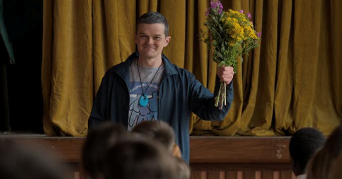 El actor se sumerge en la vida de John Davidson, un activista escocés que lucha contra la condición.