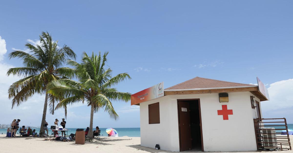 Carolina cierra su balneario ante oleaje peligroso