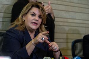 Imagen de la cobertura de: Jenniffer González Colón firma leyes sobre adultos mayores y veta cuatro medidas por preocupaciones fiscales