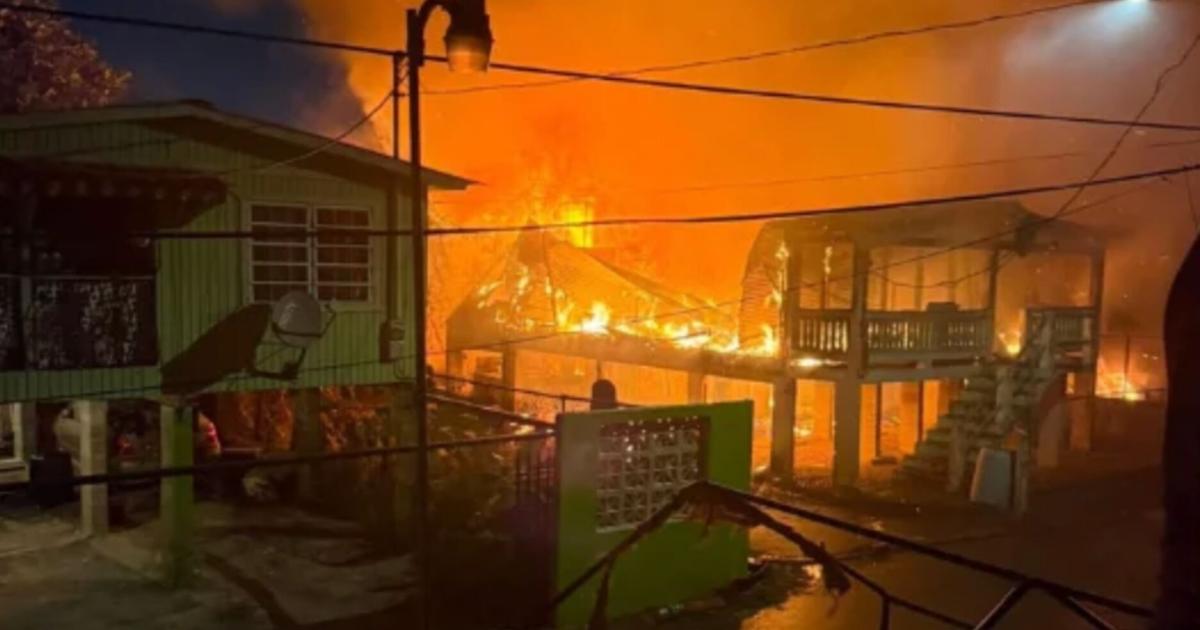 Incendio arrasa varias residencias y vehículos en Cataño