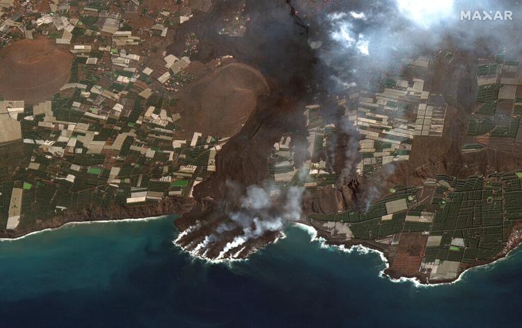 Nuevo río de lava amenaza a más construcciones en La Palma 6161cb1a4a107.image