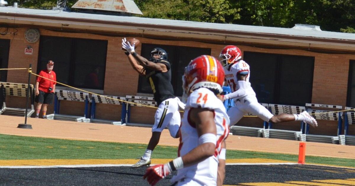 Emporia State football edged by No. 14 Pittsburg State Emporia State football edged by No. 14 Pittsburg State