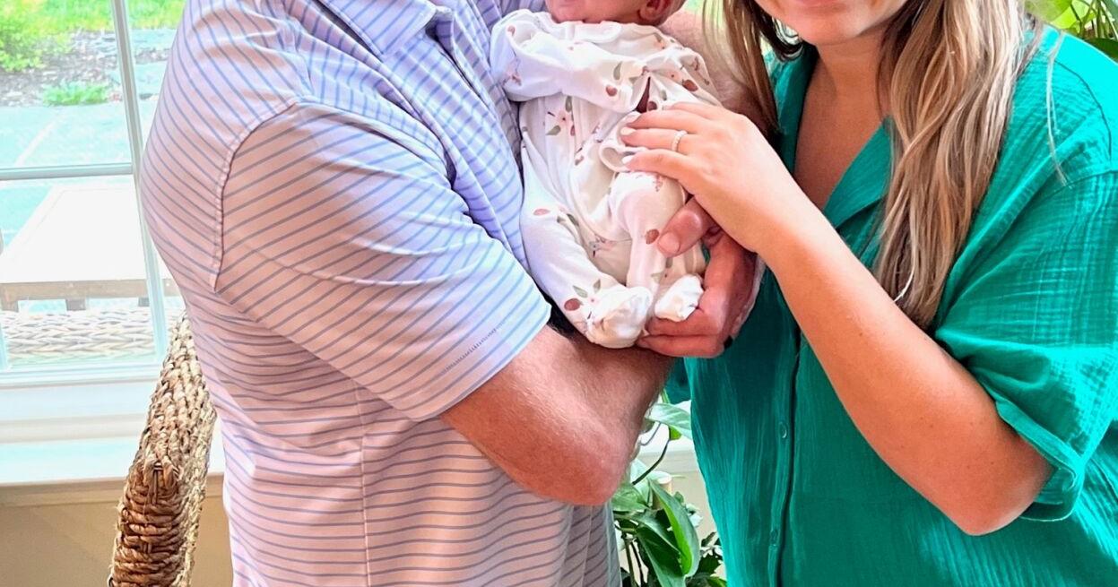 Identical twin brothers' daughters give birth the same day | Positive Vibes - Vimarsana News