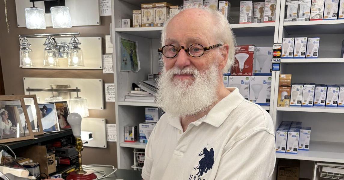 В Мэклине отметили 60-летнюю службу владельца магазина освещения Роджера Вулэвера
