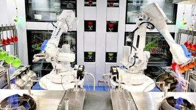 Kitchen Robot Gives Chef Four Extra Pairs Of Hands